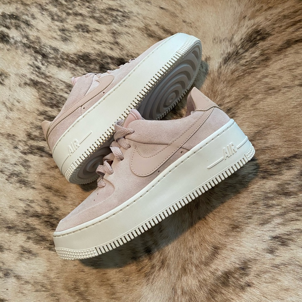 WOMEN'S NIKE AIR FORCE 1 SAGE XX LOW CASUAL SHOES